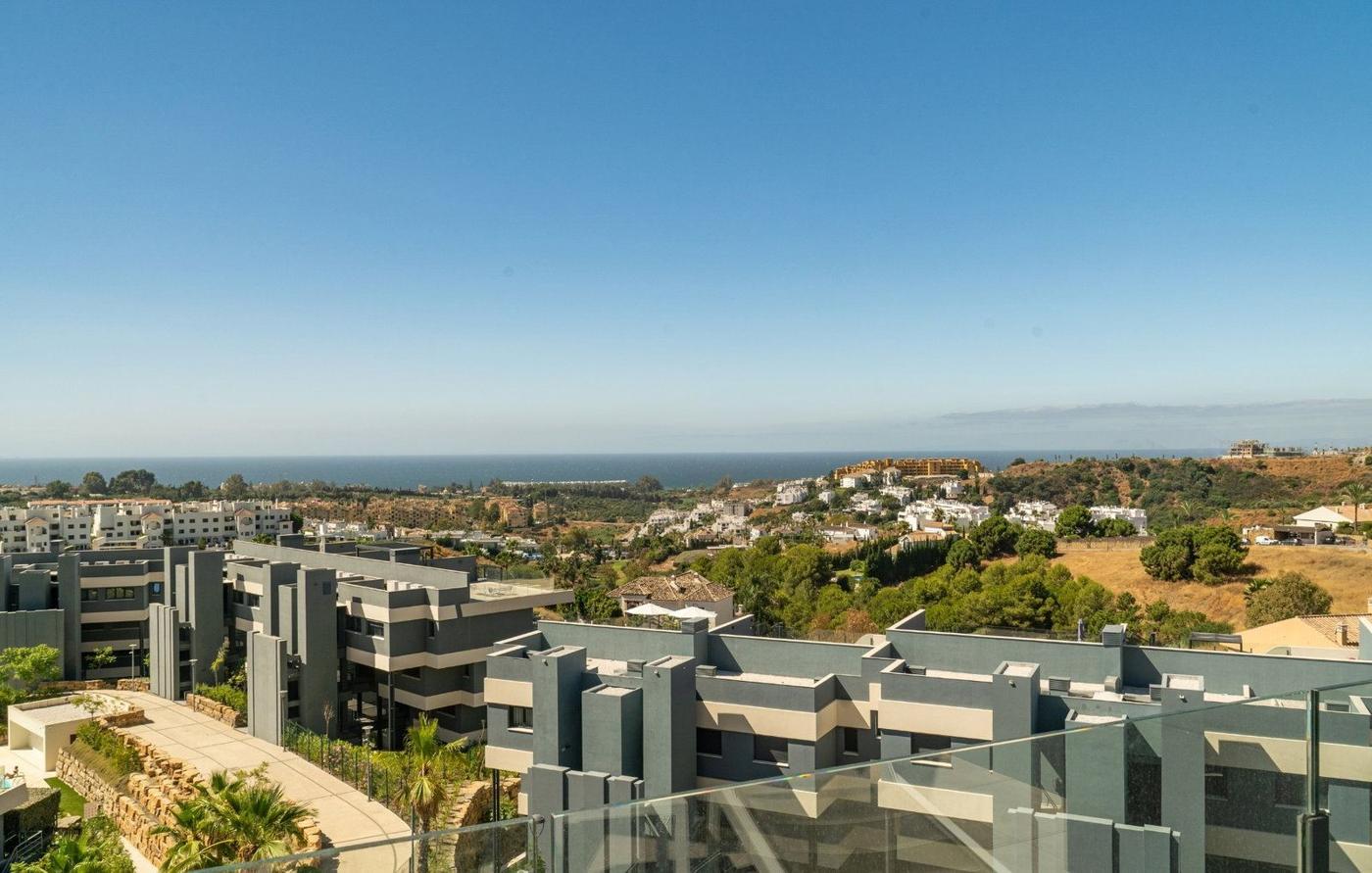 Blick von der Dachterrasse über die Costa del Sol aufs Meer